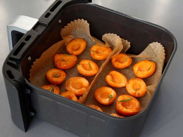 Tiramisu met geroosterde abrikozen: het perfecte fruitige en smeltende dessert voor de zomer - Voorbereiding stap 2