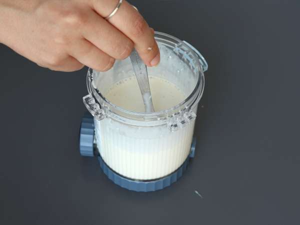 Zelfgemaakte McFlurry met karamel en daim, gemaakt met de Ninja Creami - Voorbereiding stap 2