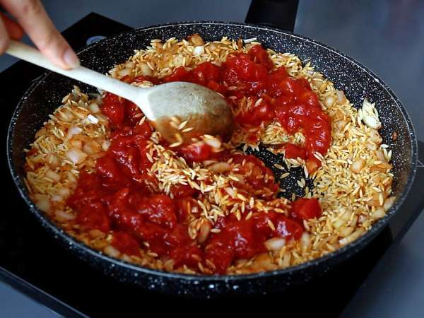 Orzo-pasta met tomaten en garnalen, bereid als een risotto - Voorbereiding stap 4