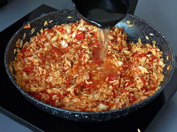 Orzo-pasta met tomaten en garnalen, bereid als een risotto - Voorbereiding stap 5
