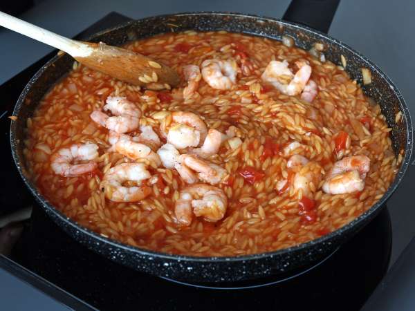 Orzo-pasta met tomaten en garnalen, bereid als een risotto - Voorbereiding stap 6