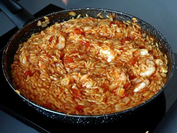 Orzo-pasta met tomaten en garnalen, bereid als een risotto - Voorbereiding stap 7