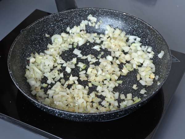 Eenpansgerecht met kip, rijst met tomaat en paprika - Voorbereiding stap 2