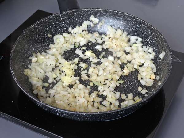 Eenpansgerecht met kip, rijst met tomaat en paprika - Voorbereiding stap 3