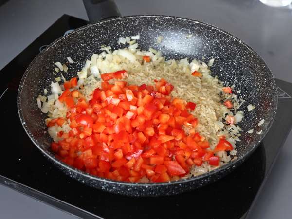 Eenpansgerecht met kip, rijst met tomaat en paprika - Voorbereiding stap 4