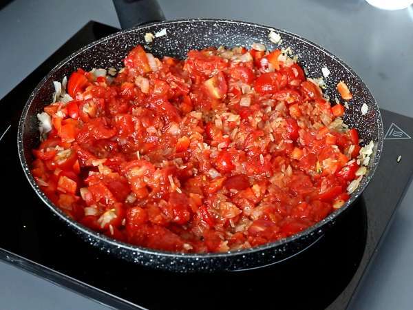 Eenpansgerecht met kip, rijst met tomaat en paprika - Voorbereiding stap 5