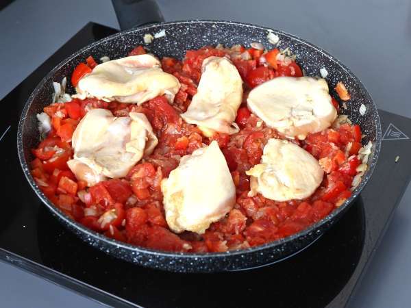 Eenpansgerecht met kip, rijst met tomaat en paprika - Voorbereiding stap 6