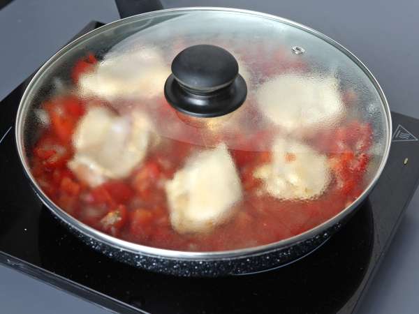 Eenpansgerecht met kip, rijst met tomaat en paprika - Voorbereiding stap 7