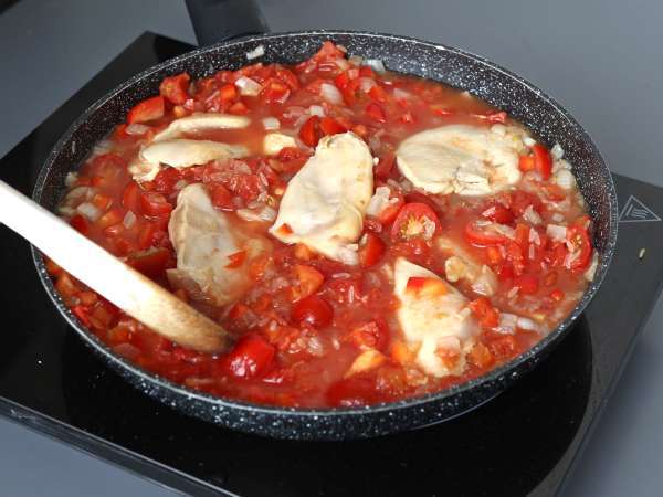 Eenpansgerecht met kip, rijst met tomaat en paprika - Voorbereiding stap 8