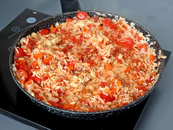 Eenpansgerecht met kip, rijst met tomaat en paprika - Voorbereiding stap 9