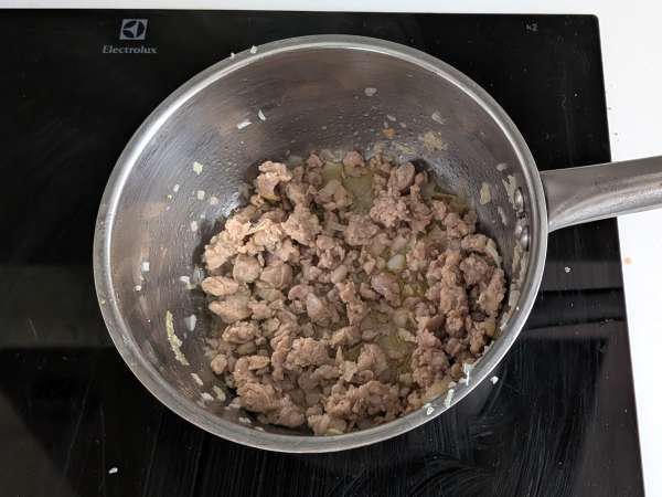 Ovengebakken rigatoni-timballo met worst, bechamelsaus en mozzarella - Voorbereiding stap 1