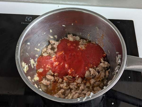 Ovengebakken rigatoni-timballo met worst, bechamelsaus en mozzarella - Voorbereiding stap 2