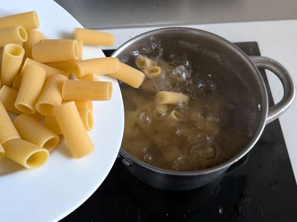 Ovengebakken rigatoni-timballo met worst, bechamelsaus en mozzarella - Voorbereiding stap 6