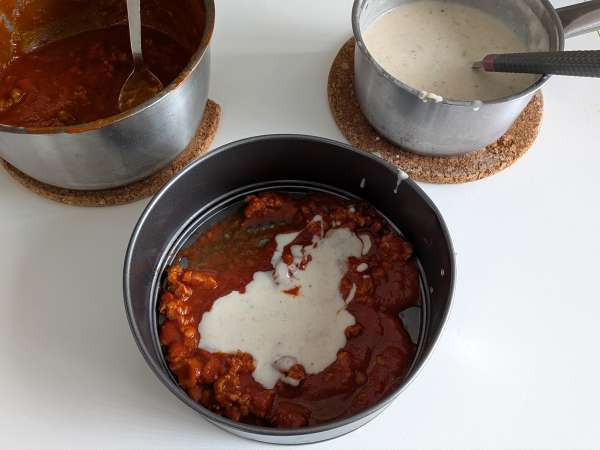 Ovengebakken rigatoni-timballo met worst, bechamelsaus en mozzarella - Voorbereiding stap 7