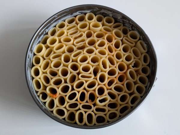 Ovengebakken rigatoni-timballo met worst, bechamelsaus en mozzarella - Voorbereiding stap 9