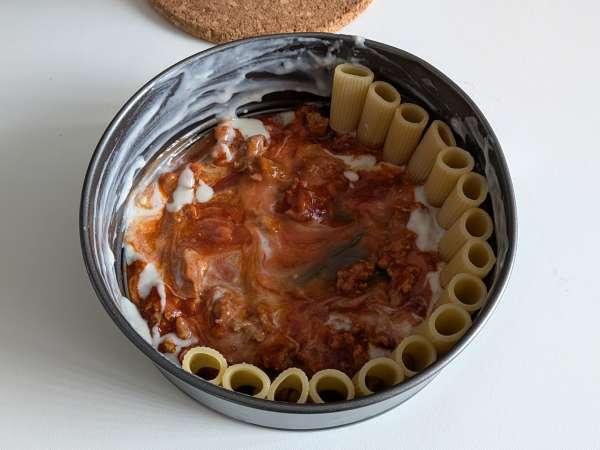 Ovengebakken rigatoni-timballo met worst, bechamelsaus en mozzarella - Voorbereiding stap 8