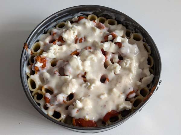 Ovengebakken rigatoni-timballo met worst, bechamelsaus en mozzarella - Voorbereiding stap 10