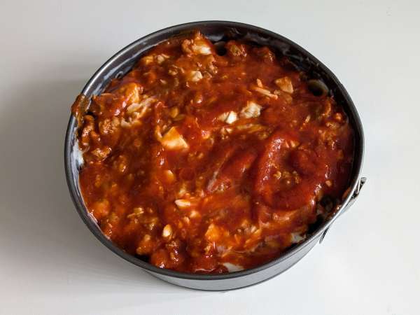 Ovengebakken rigatoni-timballo met worst, bechamelsaus en mozzarella - Voorbereiding stap 11