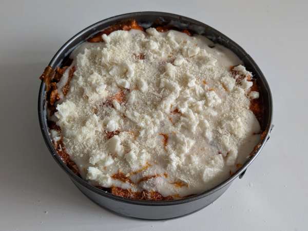 Ovengebakken rigatoni-timballo met worst, bechamelsaus en mozzarella - Voorbereiding stap 12