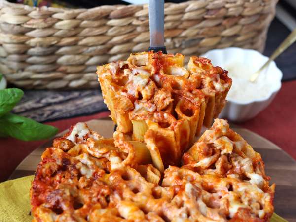 Ovengebakken rigatoni-timballo met worst, bechamelsaus en mozzarella - Voorbereiding stap 15