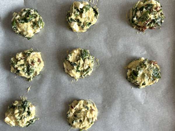 Hartige koekjes met feta, gedroogde tomaten en spinazie - Voorbereiding stap 5