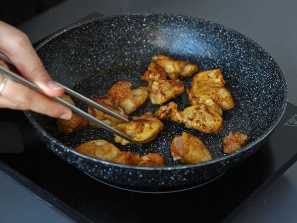 Udon-noedels met kip en een romige Thaise currysaus - Voorbereiding stap 2