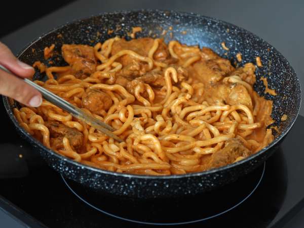 Udon-noedels met kip en een romige Thaise currysaus - Voorbereiding stap 5