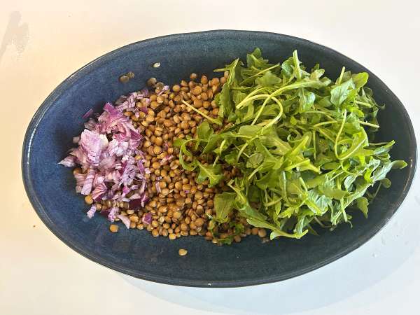 Eiwitrijke linzensalade met cottage cheese: snel en eenvoudig - Voorbereiding stap 2