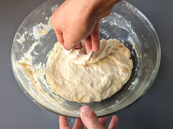 Dikke, luchtige focaccia met cherrytomaatjes, olijven en oregano - Voorbereiding stap 5
