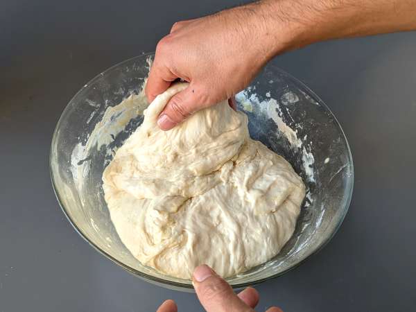 Dikke, luchtige focaccia met cherrytomaatjes, olijven en oregano - Voorbereiding stap 7