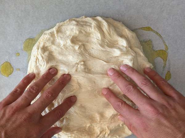 Dikke, luchtige focaccia met cherrytomaatjes, olijven en oregano - Voorbereiding stap 8