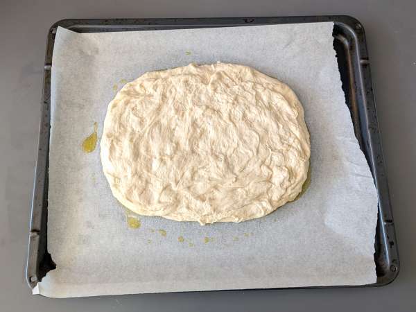 Dikke, luchtige focaccia met cherrytomaatjes, olijven en oregano - Voorbereiding stap 9