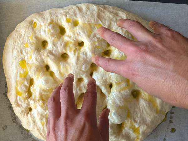 Dikke, luchtige focaccia met cherrytomaatjes, olijven en oregano - Voorbereiding stap 10