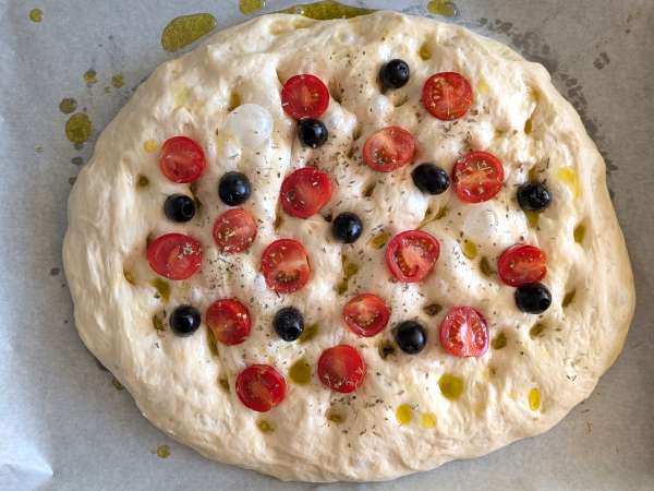 Dikke, luchtige focaccia met cherrytomaatjes, olijven en oregano - Voorbereiding stap 11