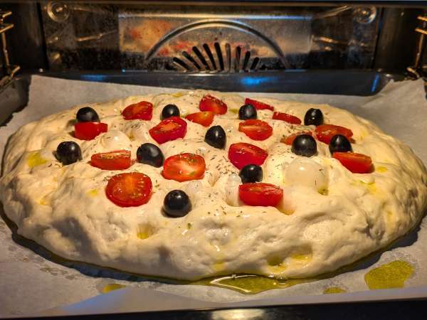 Dikke, luchtige focaccia met cherrytomaatjes, olijven en oregano - Voorbereiding stap 12
