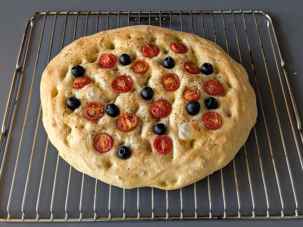 Dikke, luchtige focaccia met cherrytomaatjes, olijven en oregano - Voorbereiding stap 13