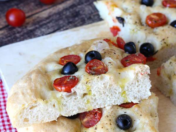 Dikke, luchtige focaccia met cherrytomaatjes, olijven en oregano - Voorbereiding stap 14