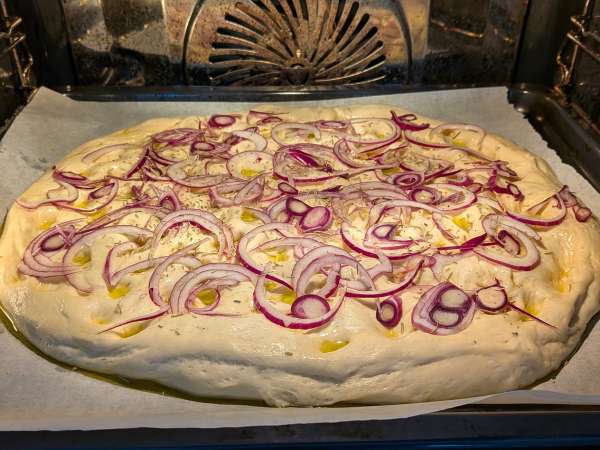 Rustieke focaccia met ui en rozemarijn - Voorbereiding stap 11