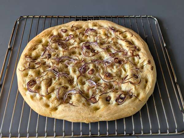 Rustieke focaccia met ui en rozemarijn - Voorbereiding stap 12
