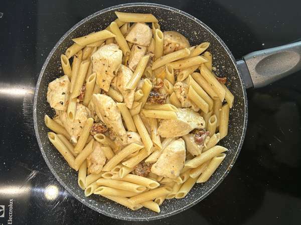 Marry Me Chicken Pasta: romige pasta met kip, gedroogde tomaten en parmezaan - Voorbereiding stap 10