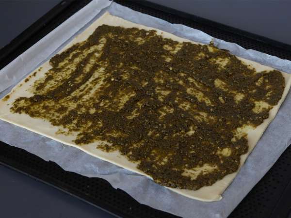 Bladdeegkrans met pesto, mozzarella en gedroogde tomaten - Voorbereiding stap 1
