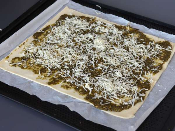 Bladdeegkrans met pesto, mozzarella en gedroogde tomaten - Voorbereiding stap 2