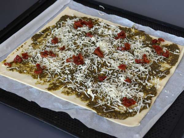 Bladdeegkrans met pesto, mozzarella en gedroogde tomaten - Voorbereiding stap 3