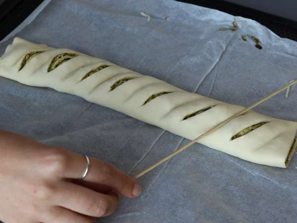 Bladdeegkrans met pesto, mozzarella en gedroogde tomaten - Voorbereiding stap 4