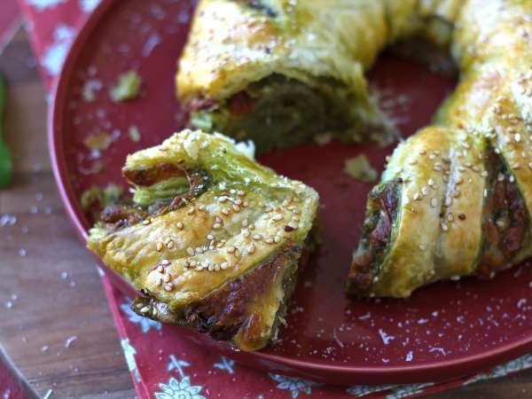 Bladdeegkrans met pesto, mozzarella en gedroogde tomaten - Voorbereiding stap 7