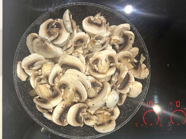 Quiche zonder deeg met champignons, spek en cottage cheese - Voorbereiding stap 2