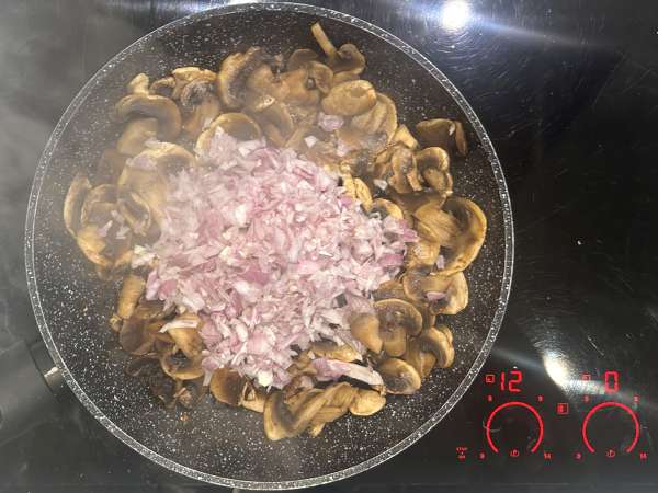 Quiche zonder deeg met champignons, spek en cottage cheese - Voorbereiding stap 3