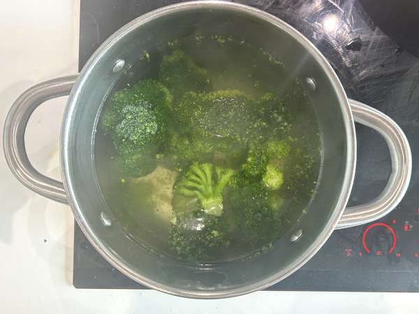 Quiche zonder deeg met broccoli, pancetta en cottage cheese - Voorbereiding stap 2