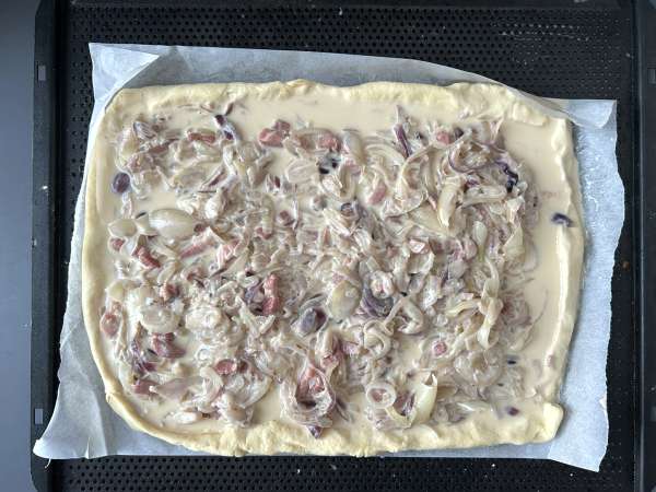 Zwiebelkuchen: de Duitse taart met zachte uien en spekblokjes - Voorbereiding stap 9