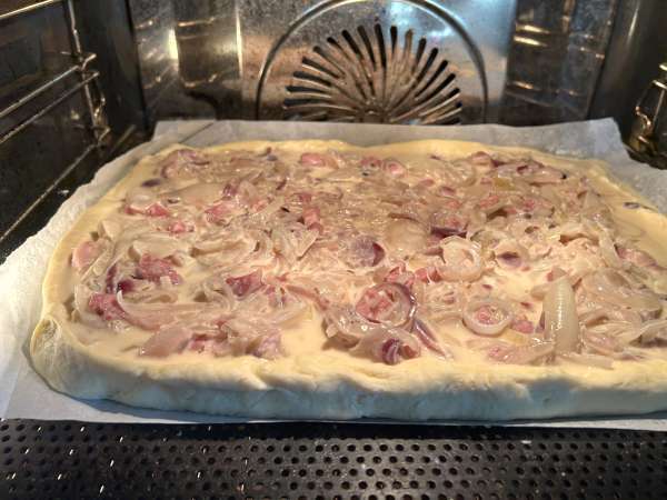 Zwiebelkuchen: de Duitse taart met zachte uien en spekblokjes - Voorbereiding stap 10